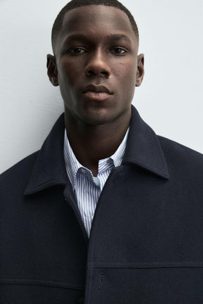 JACKE MIT NORMALPASSFORM UND TASCHEN