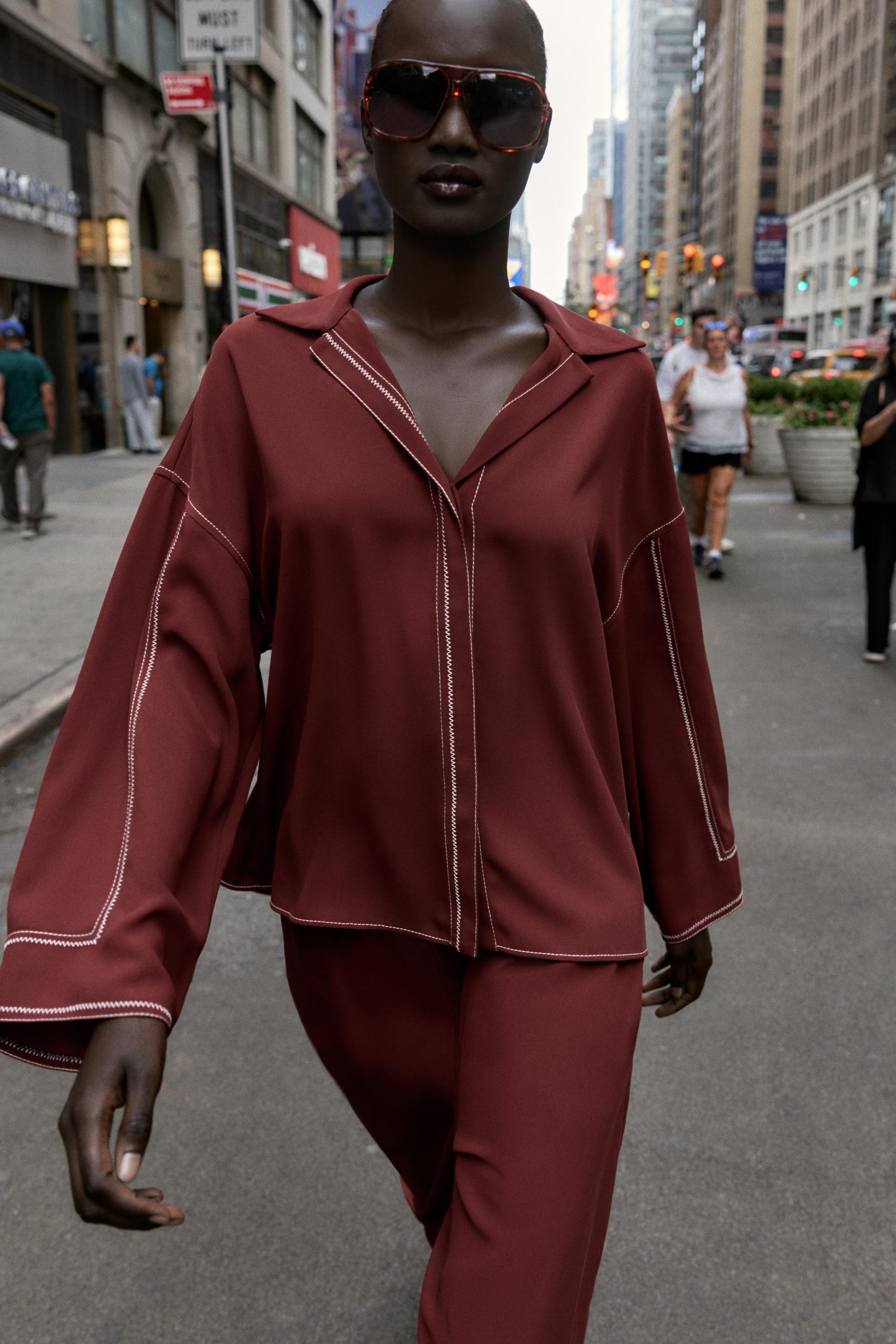 Hose mit weitem Bein und kontrastierenden Steppnähten