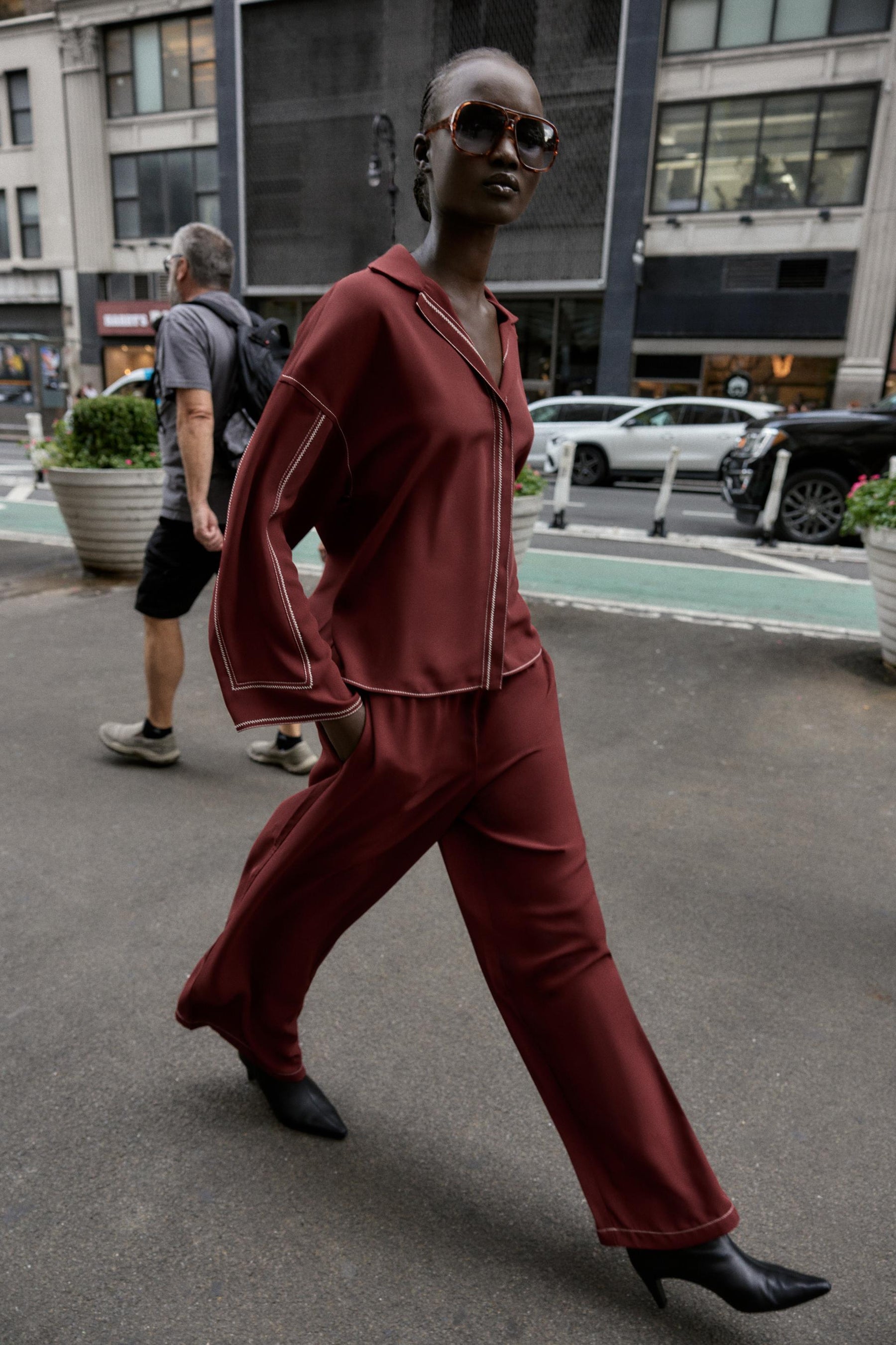 Hose mit weitem Bein und kontrastierenden Steppnähten