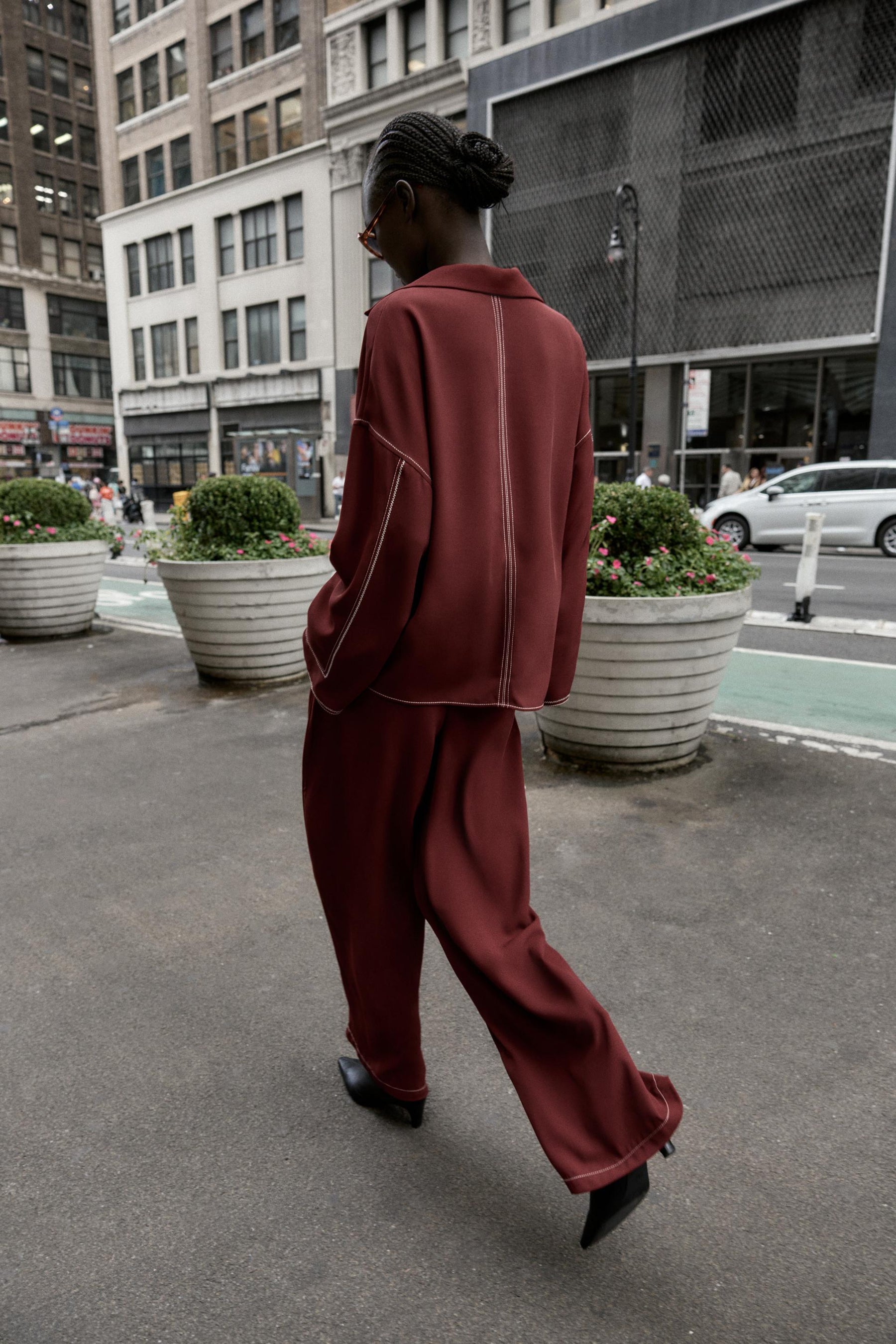 Hose mit weitem Bein und kontrastierenden Steppnähten