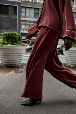 Hose mit weitem Bein und kontrastierenden Steppnähten