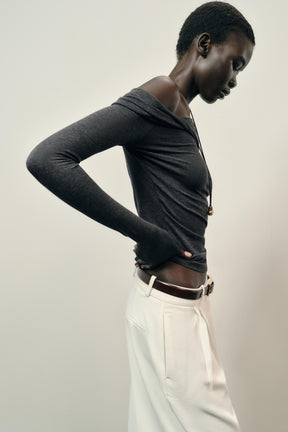 Bluse mit asymmetrischem Ausschnitt