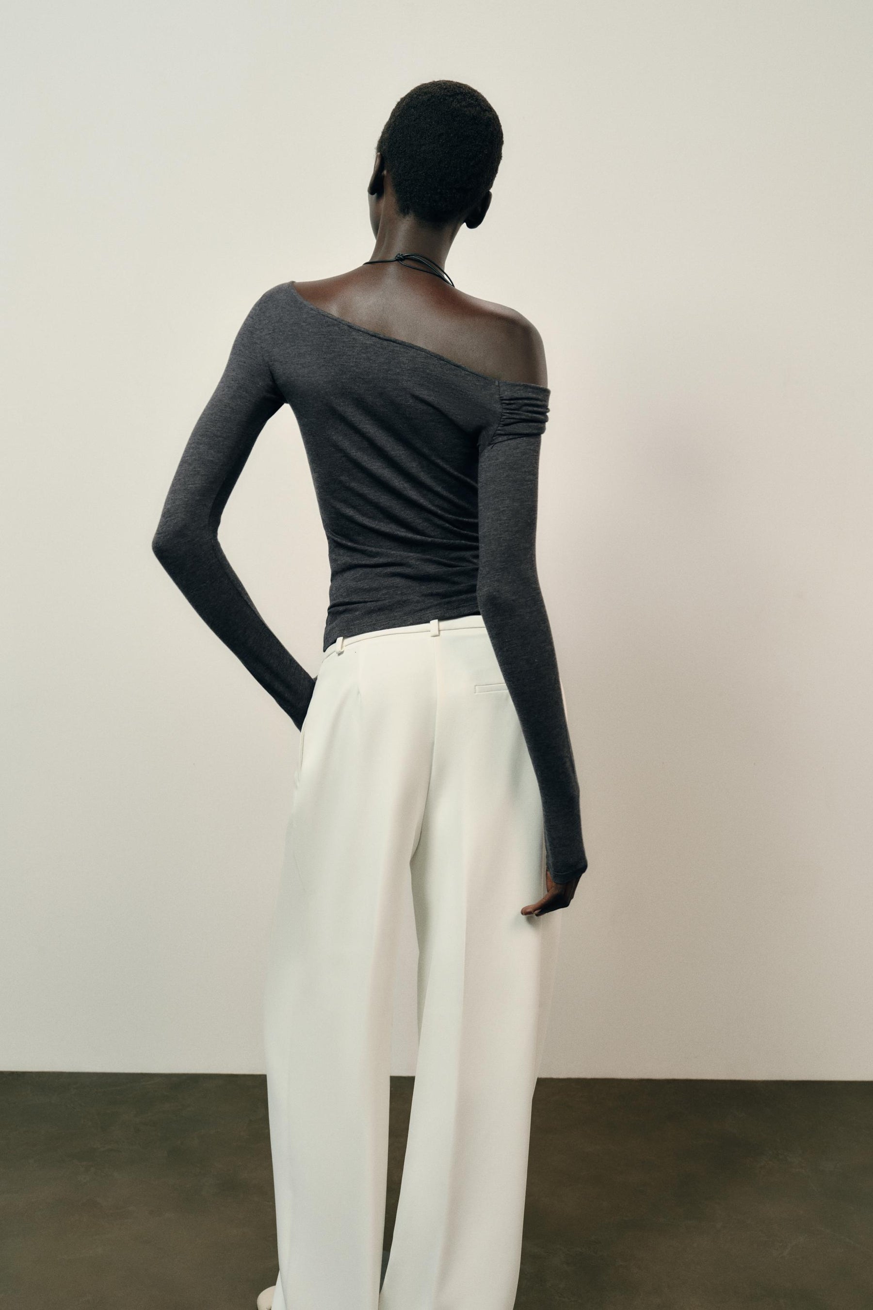 Bluse mit asymmetrischem Ausschnitt