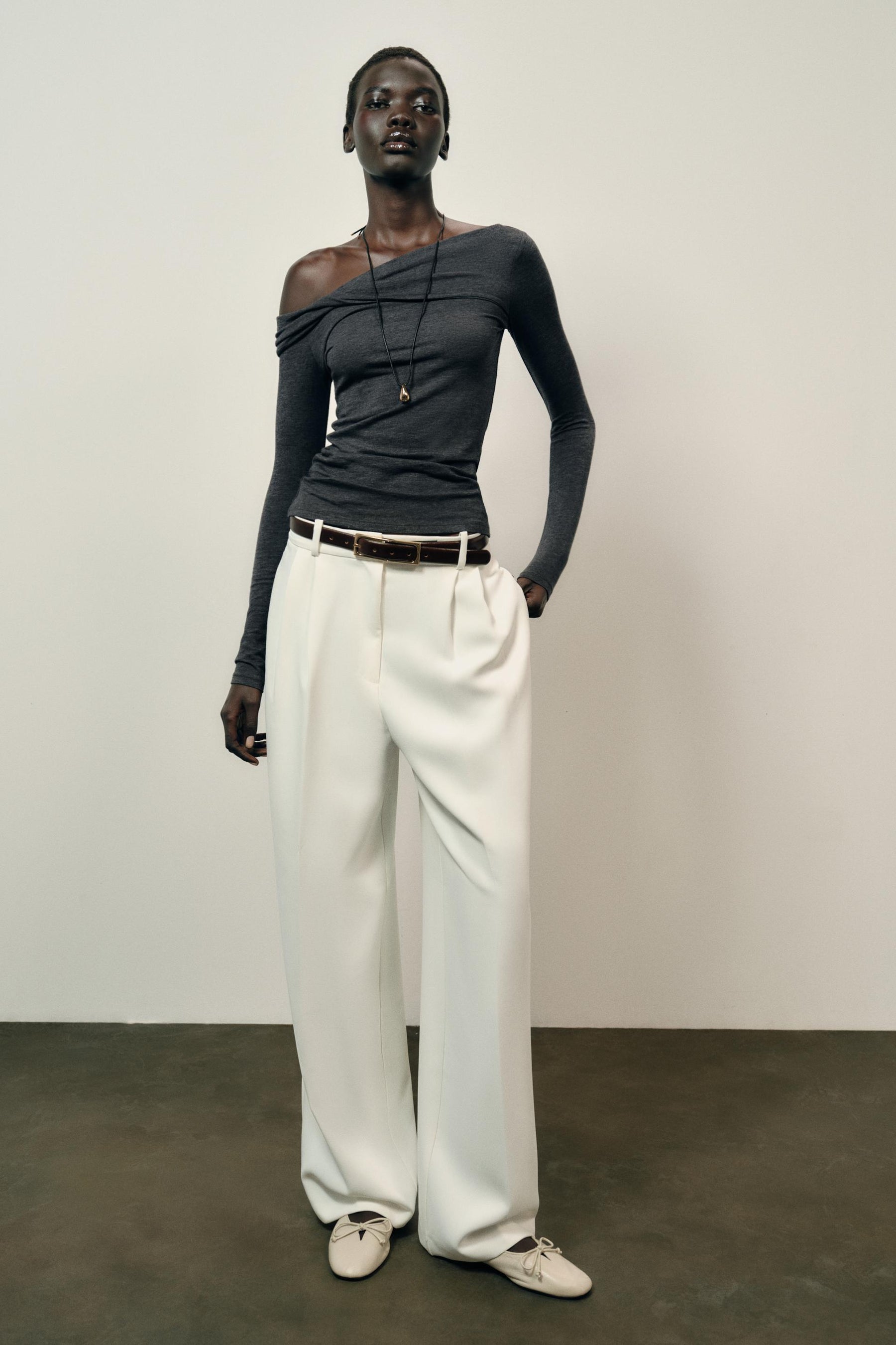 Bluse mit asymmetrischem Ausschnitt