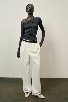 Bluse mit asymmetrischem Ausschnitt