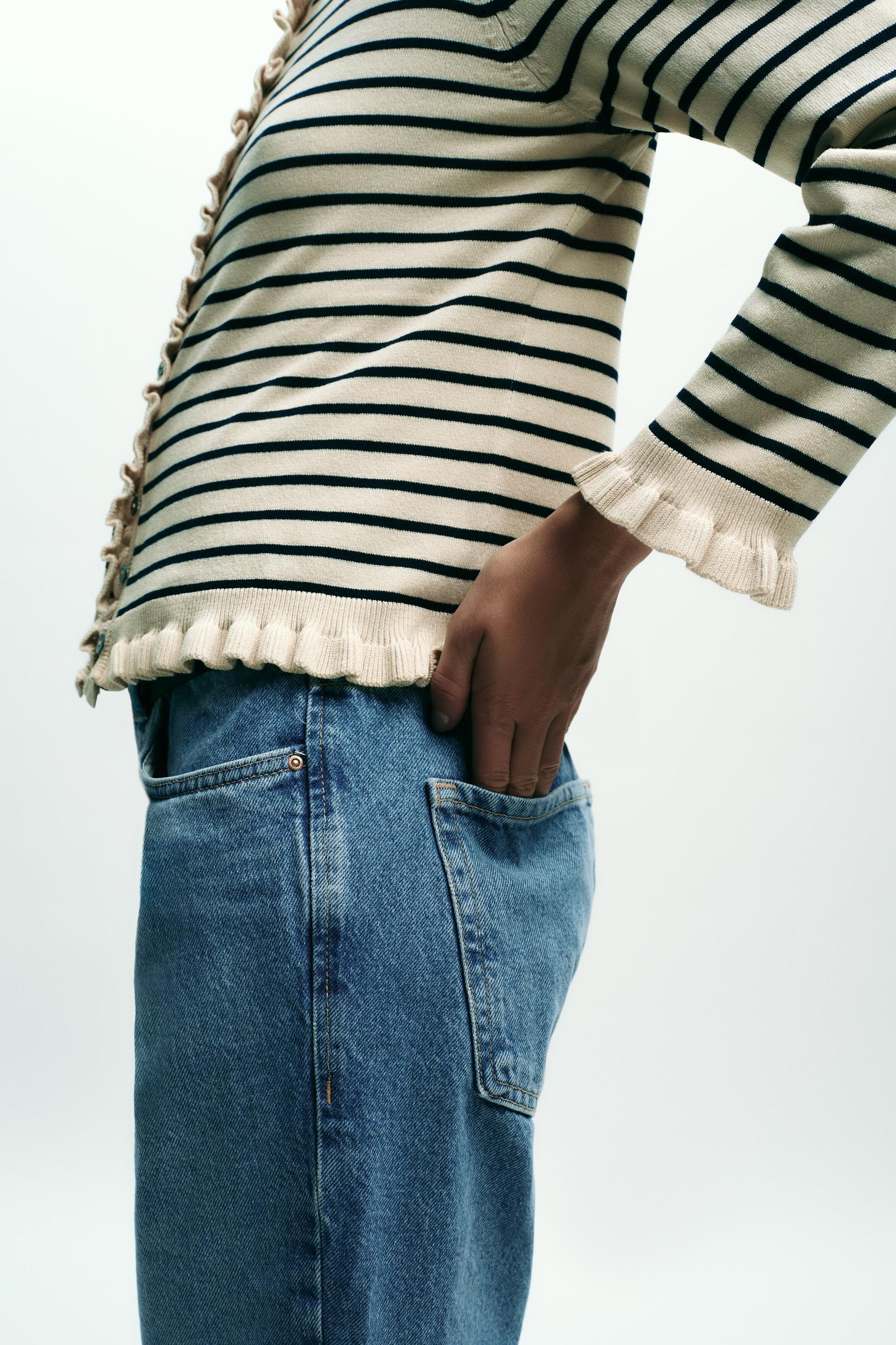 Strickjacke mit Rüschenbesatz