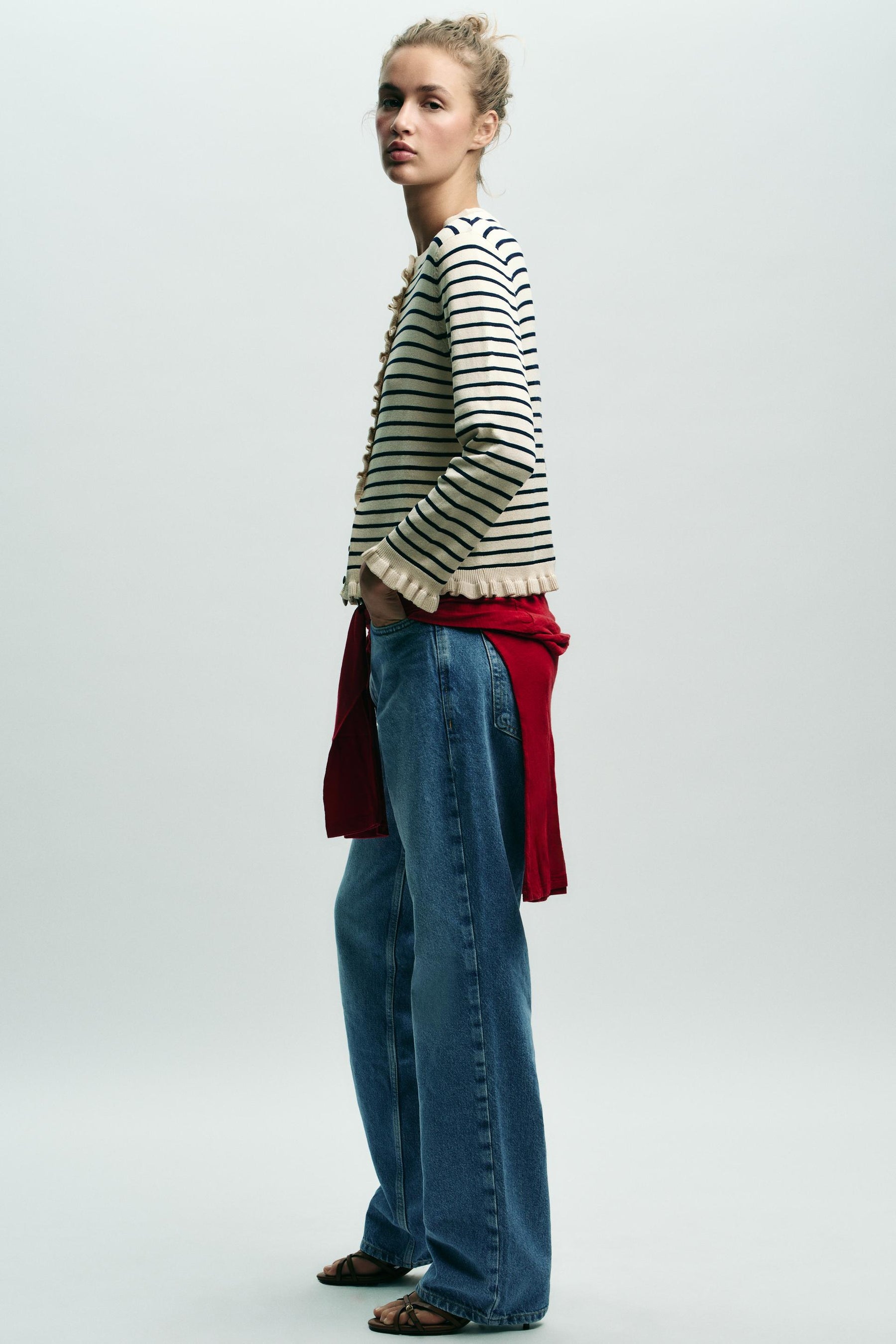 Strickjacke mit Rüschenbesatz