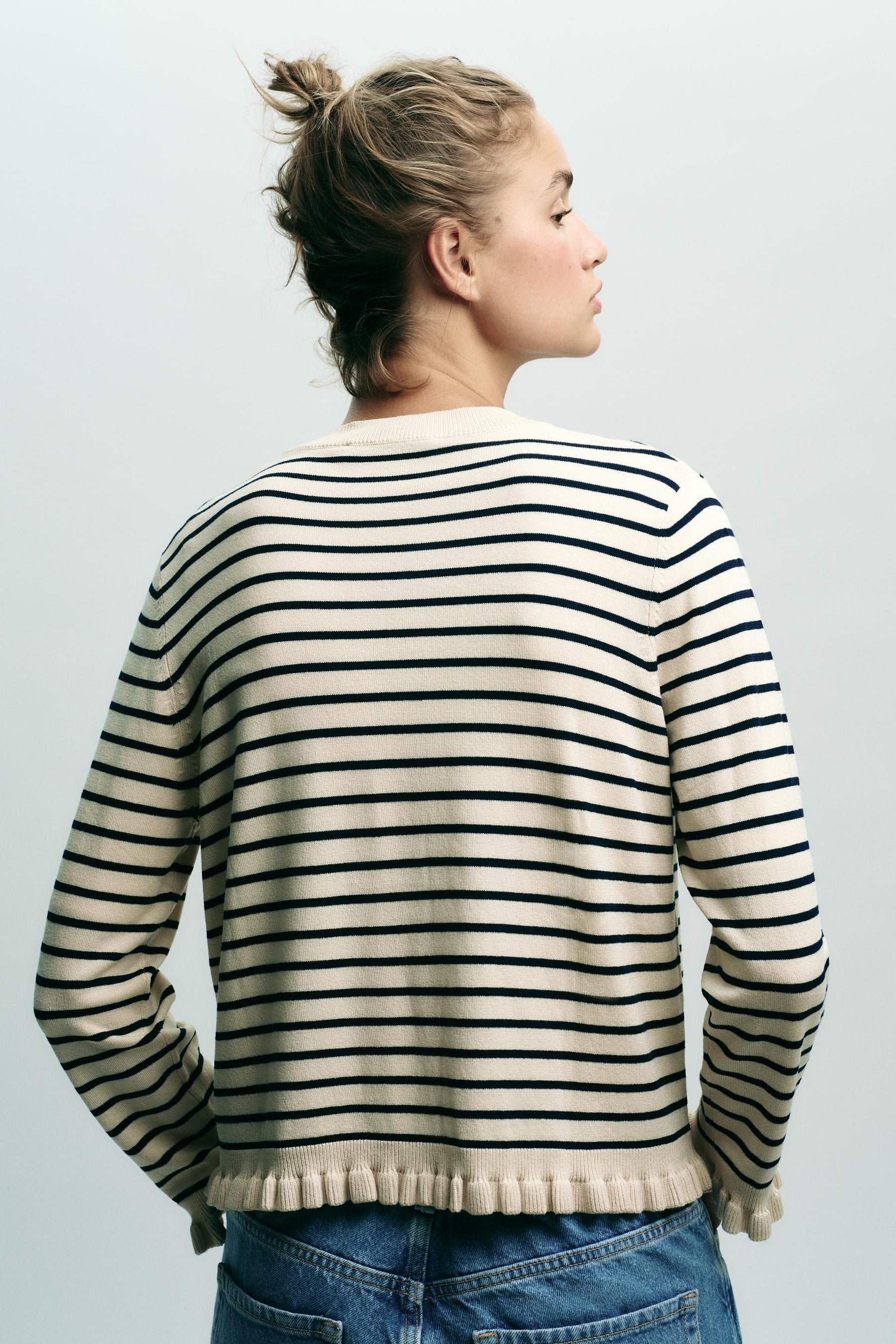 Strickjacke mit Rüschenbesatz