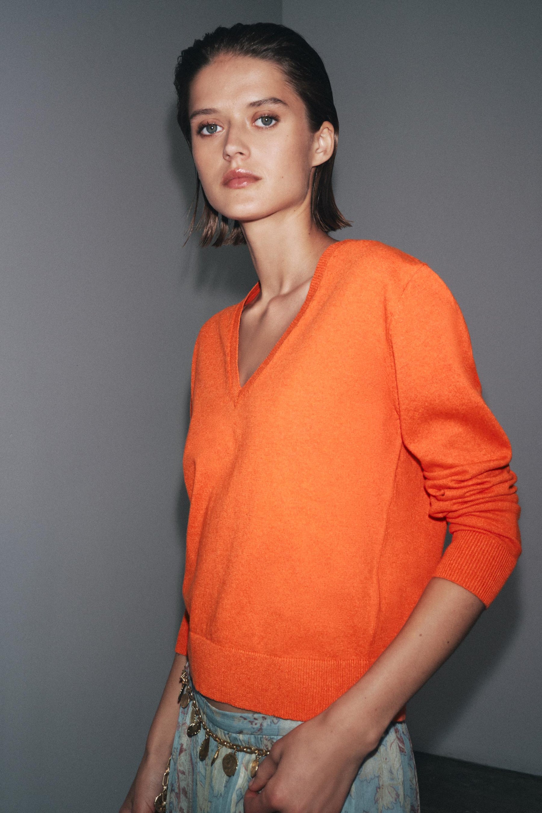 PLAIN KNIT V-NECK SWEATER - Image 2