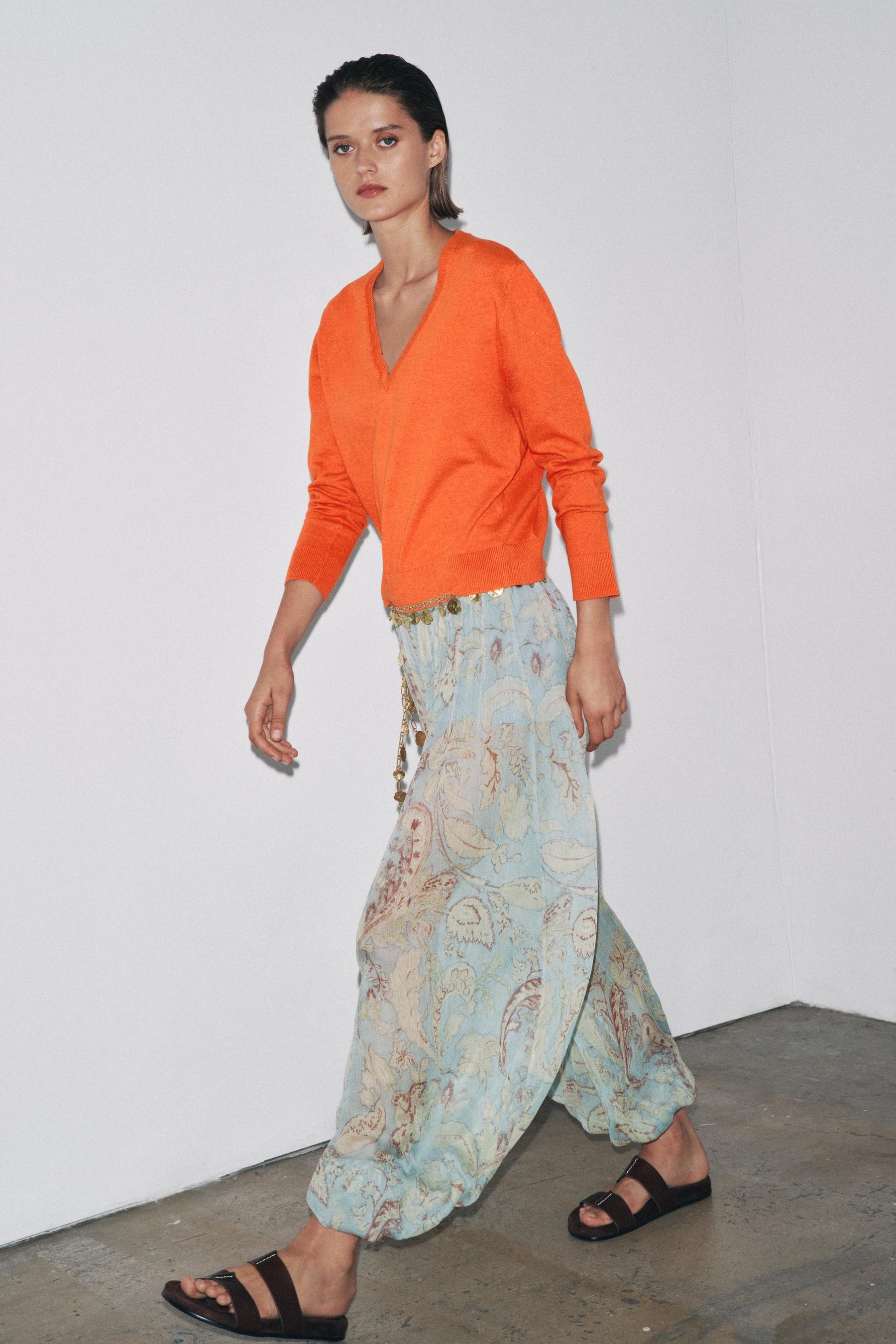 PLAIN KNIT V-NECK SWEATER - Image 1