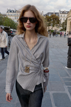 Gestreiftes Wickelhemd mit Schleife