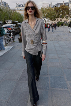 Gestreiftes Wickelhemd mit Schleife