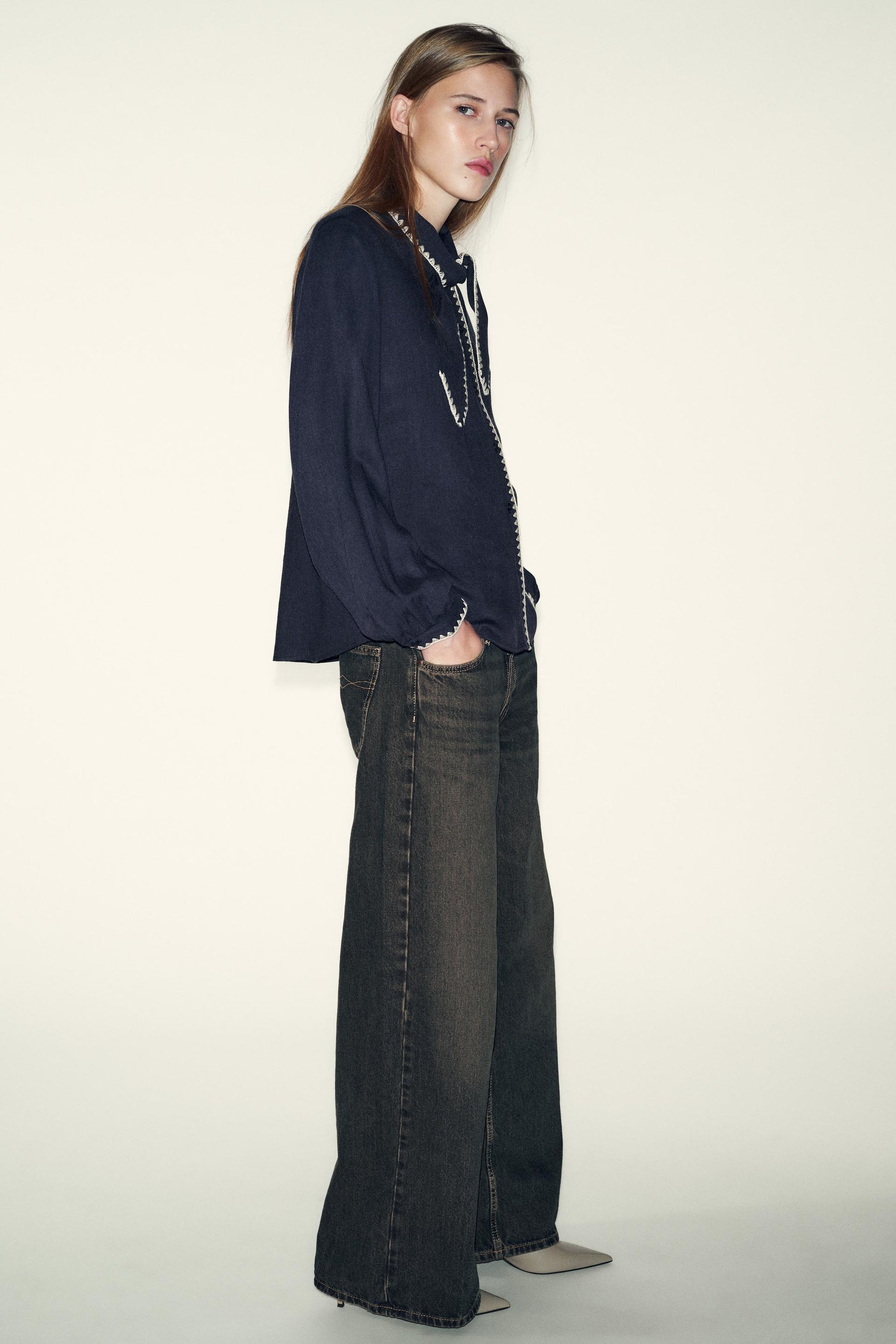 Bluse mit Krawatte und