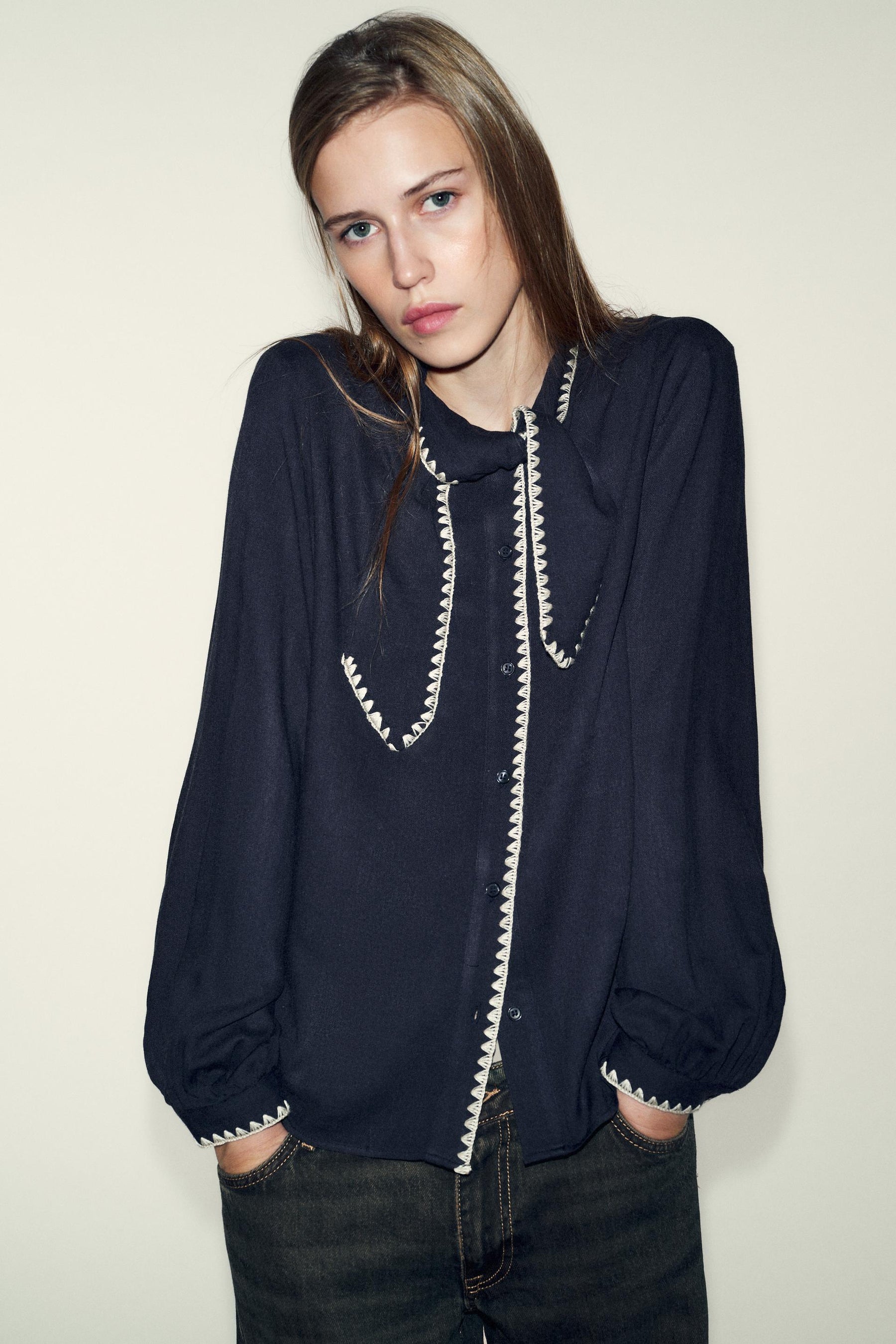 Bluse mit Krawatte und