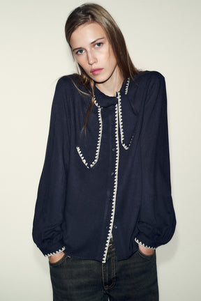 Bluse mit Krawatte und