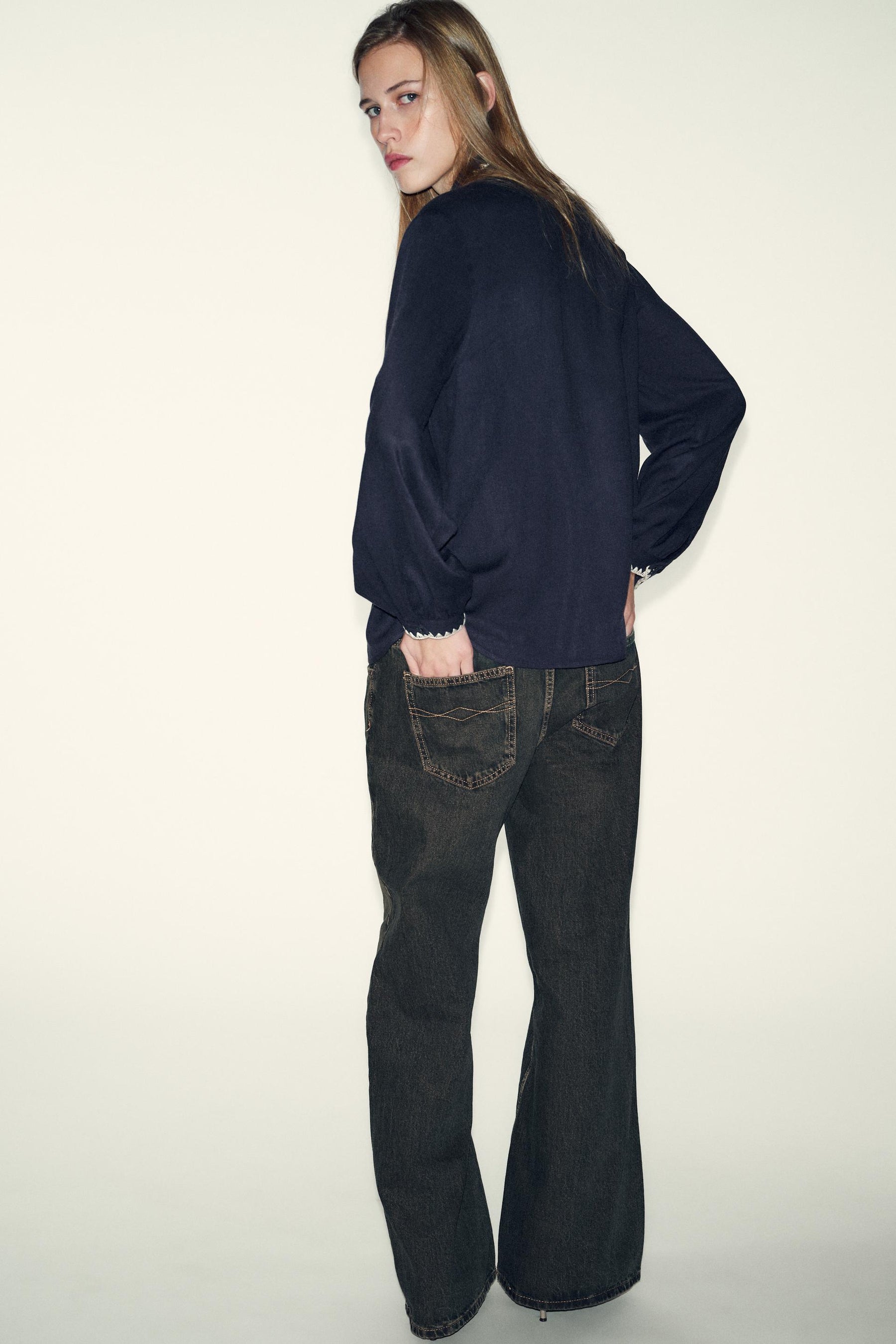 Bluse mit Krawatte und