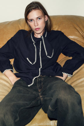 Bluse mit Krawatte und