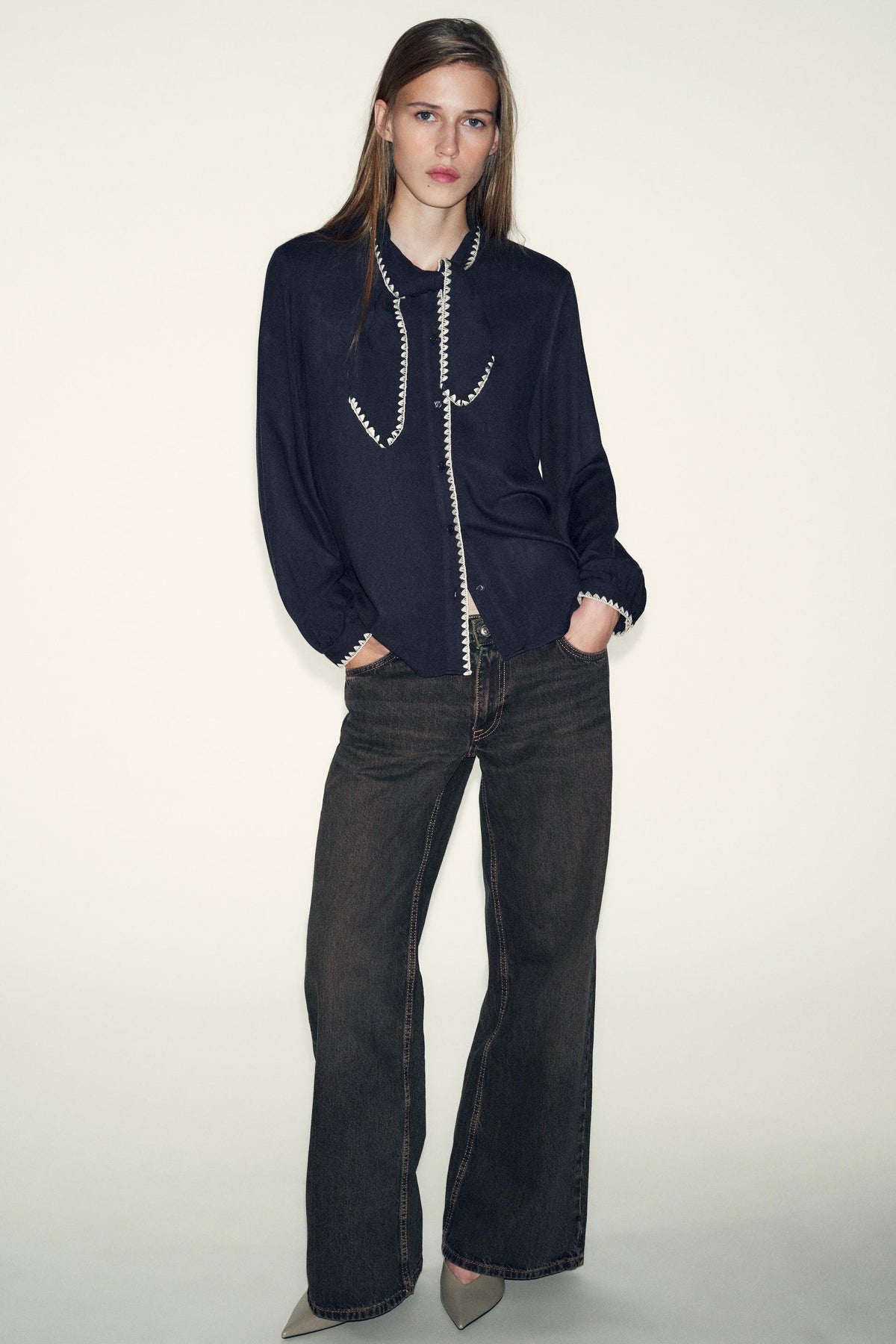 Bluse mit Krawatte und