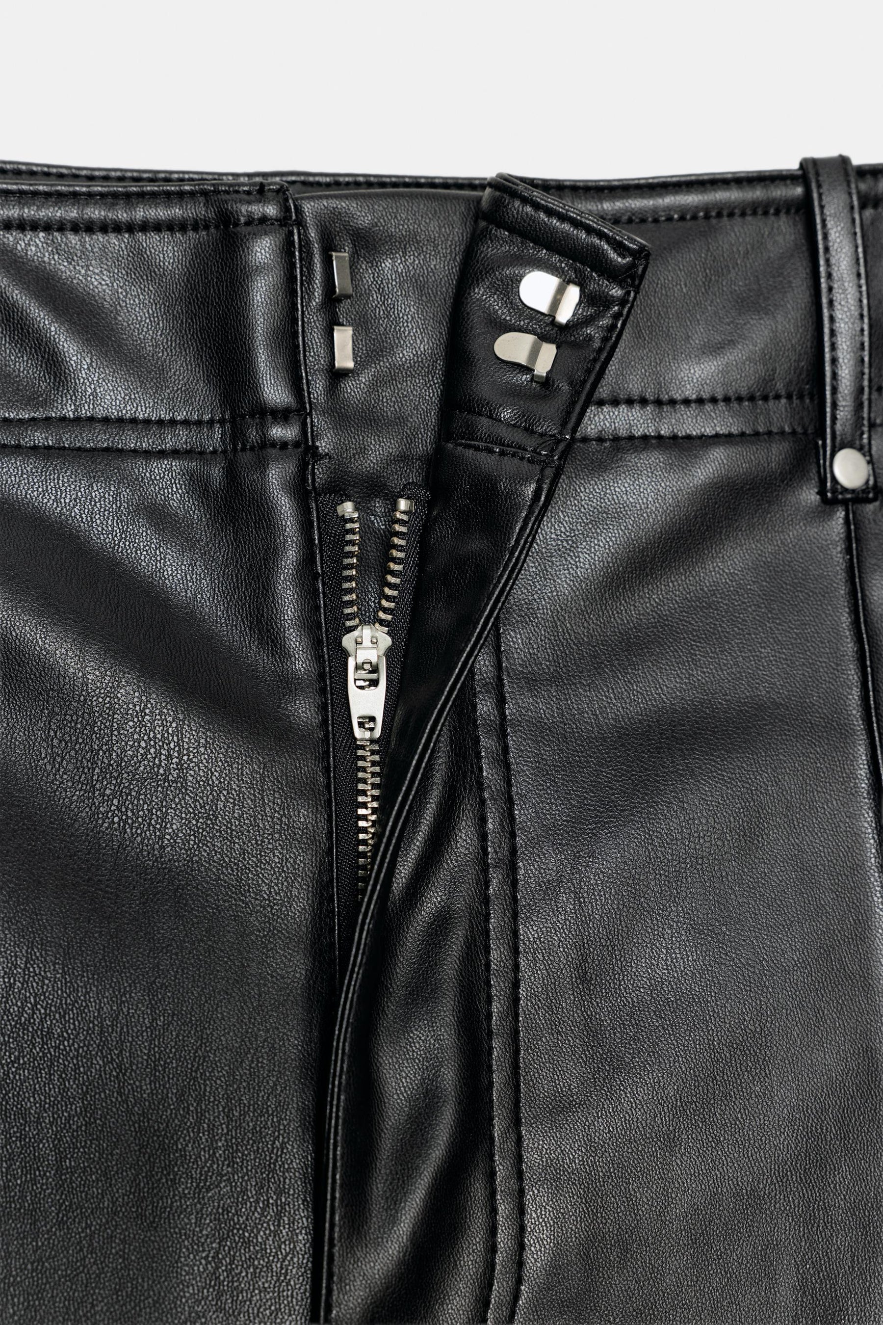 Weit geschnittene Hose in Lederoptik