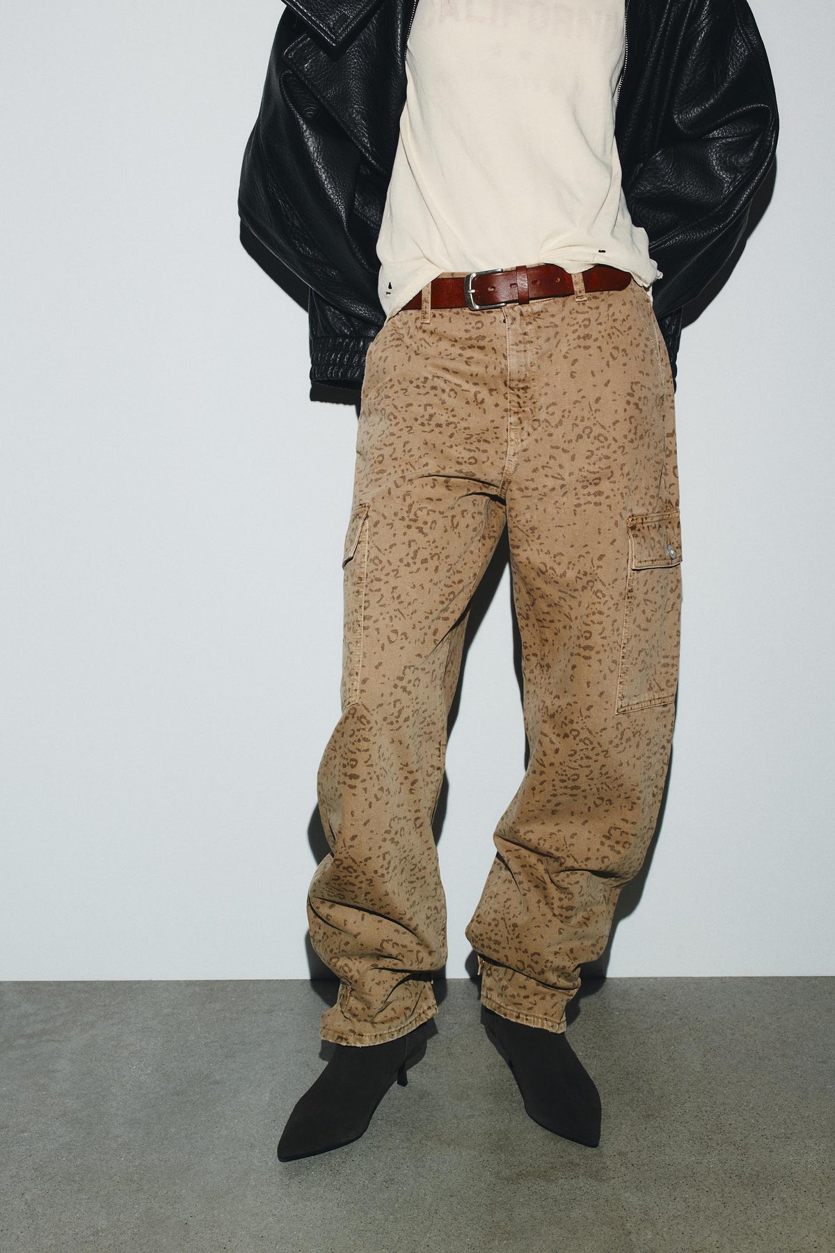 Baggy Jeans mit Tiermuster