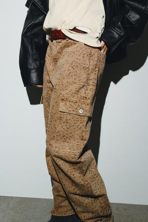 Baggy Jeans mit Tiermuster