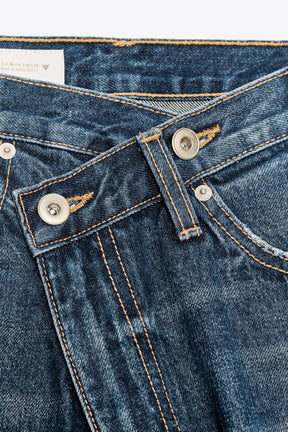 Weit geschnittene High-Waist-Jeans mit überkreuzten Beinen