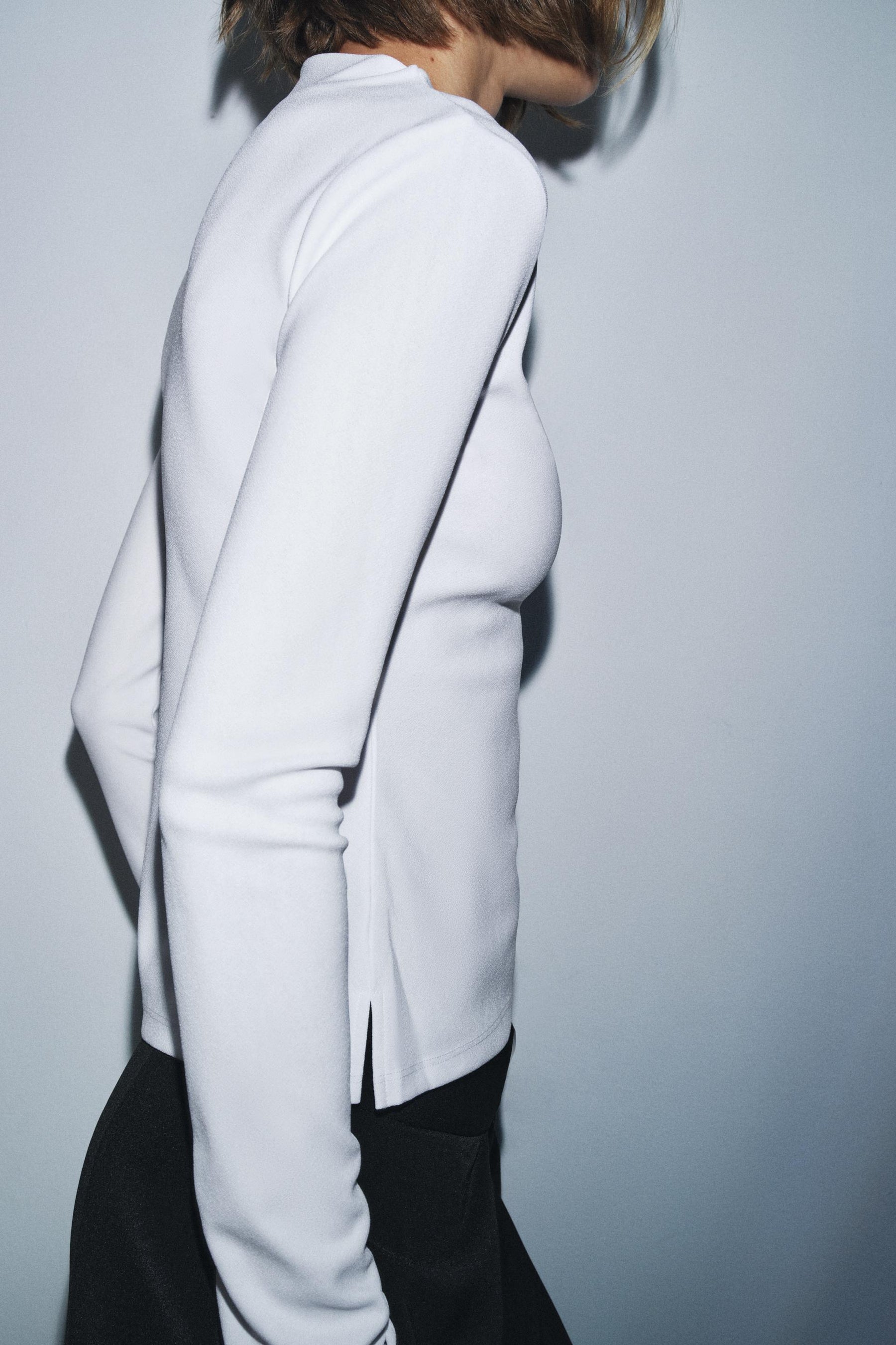 CREP-HEMD MIT HOCHAUSSCHNITT