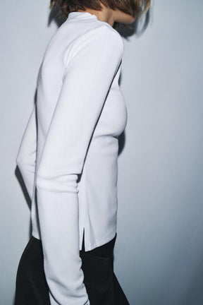 CREP-HEMD MIT HOCHAUSSCHNITT