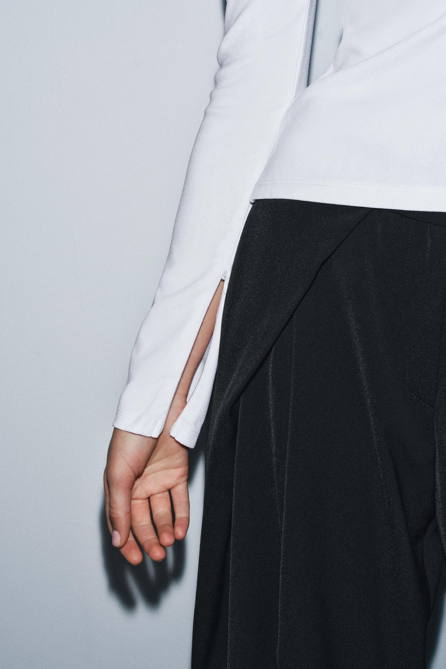 CREP-HEMD MIT HOCHAUSSCHNITT