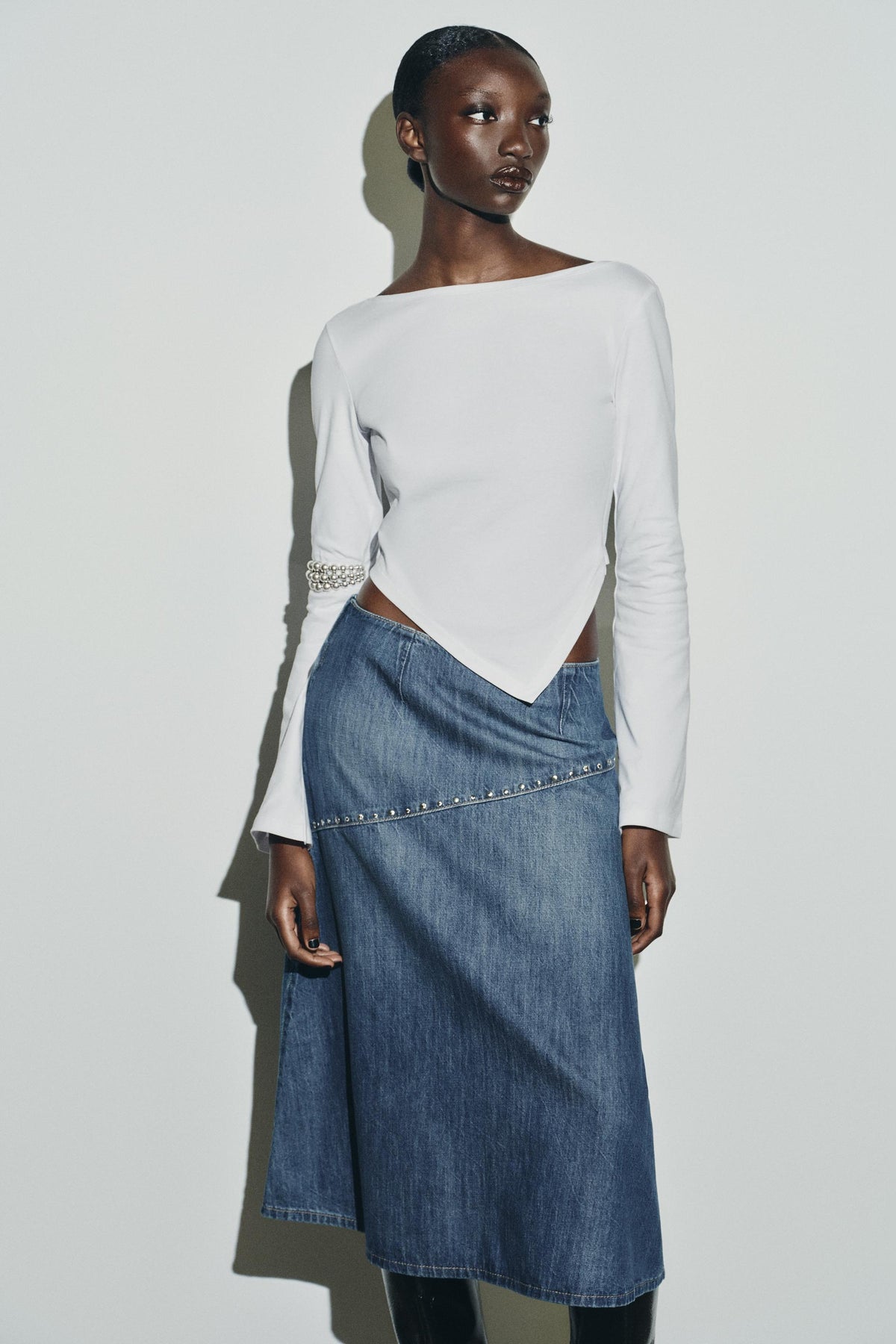 ASYMMETRISCHES TUNNAUSSCHNITT-SHIRT