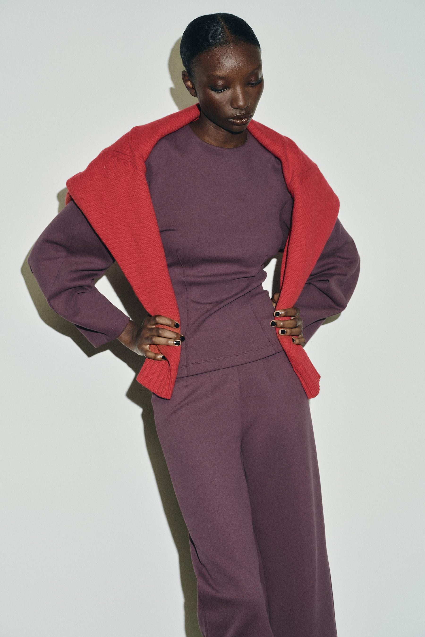 HOSE MIT WEITEM BEIN