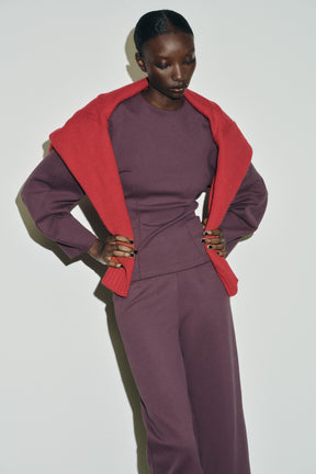 HOSE MIT WEITEM BEIN