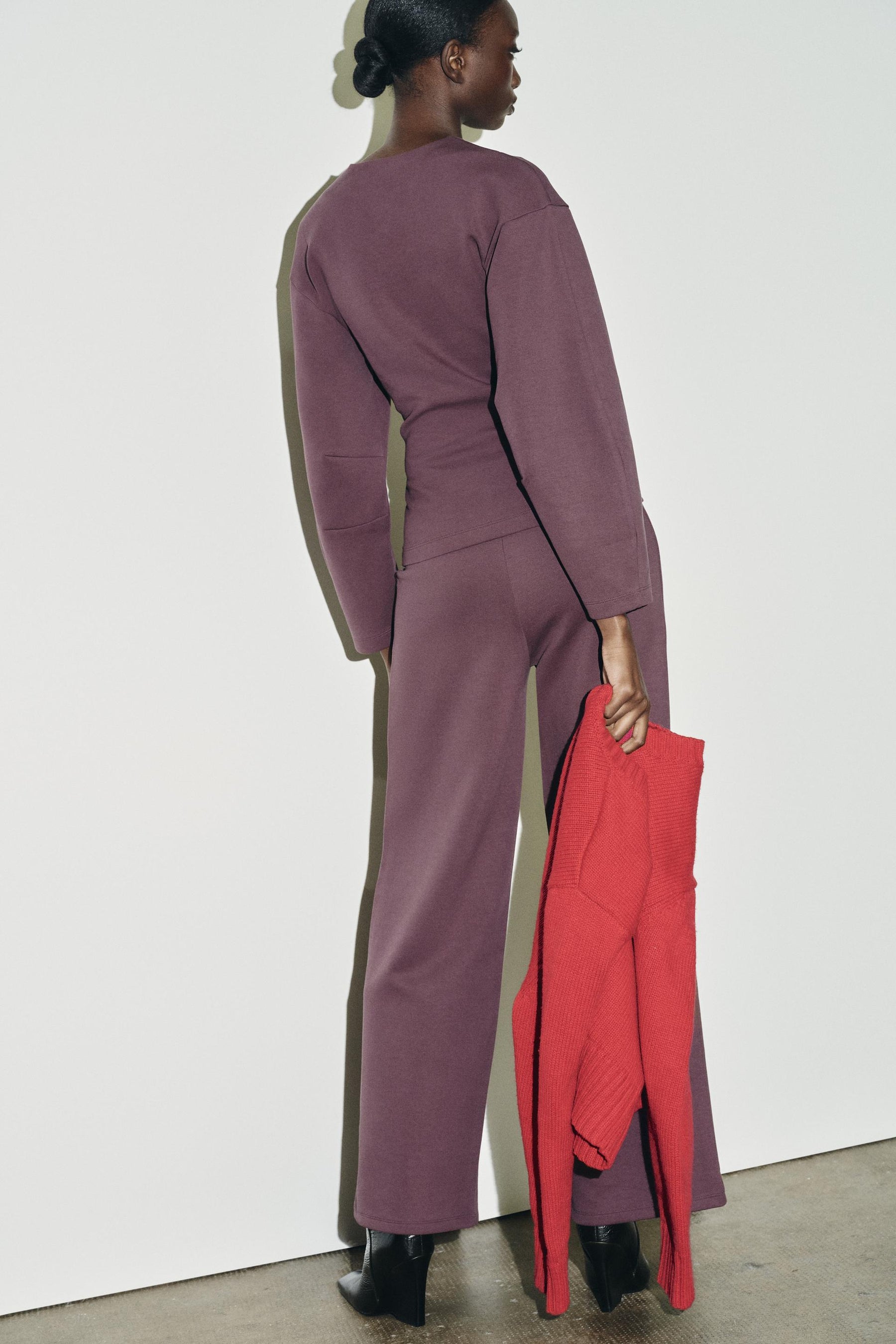 HOSE MIT WEITEM BEIN