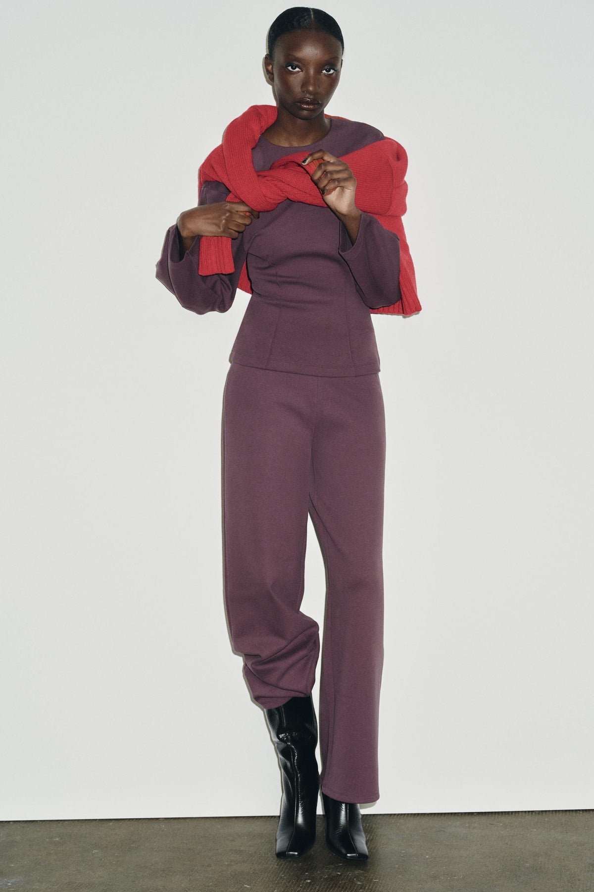 HOSE MIT WEITEM BEIN