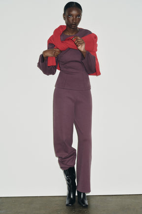 HOSE MIT WEITEM BEIN