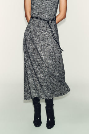 KLEID MIT STRUKTURIERTEM GÜRTEL