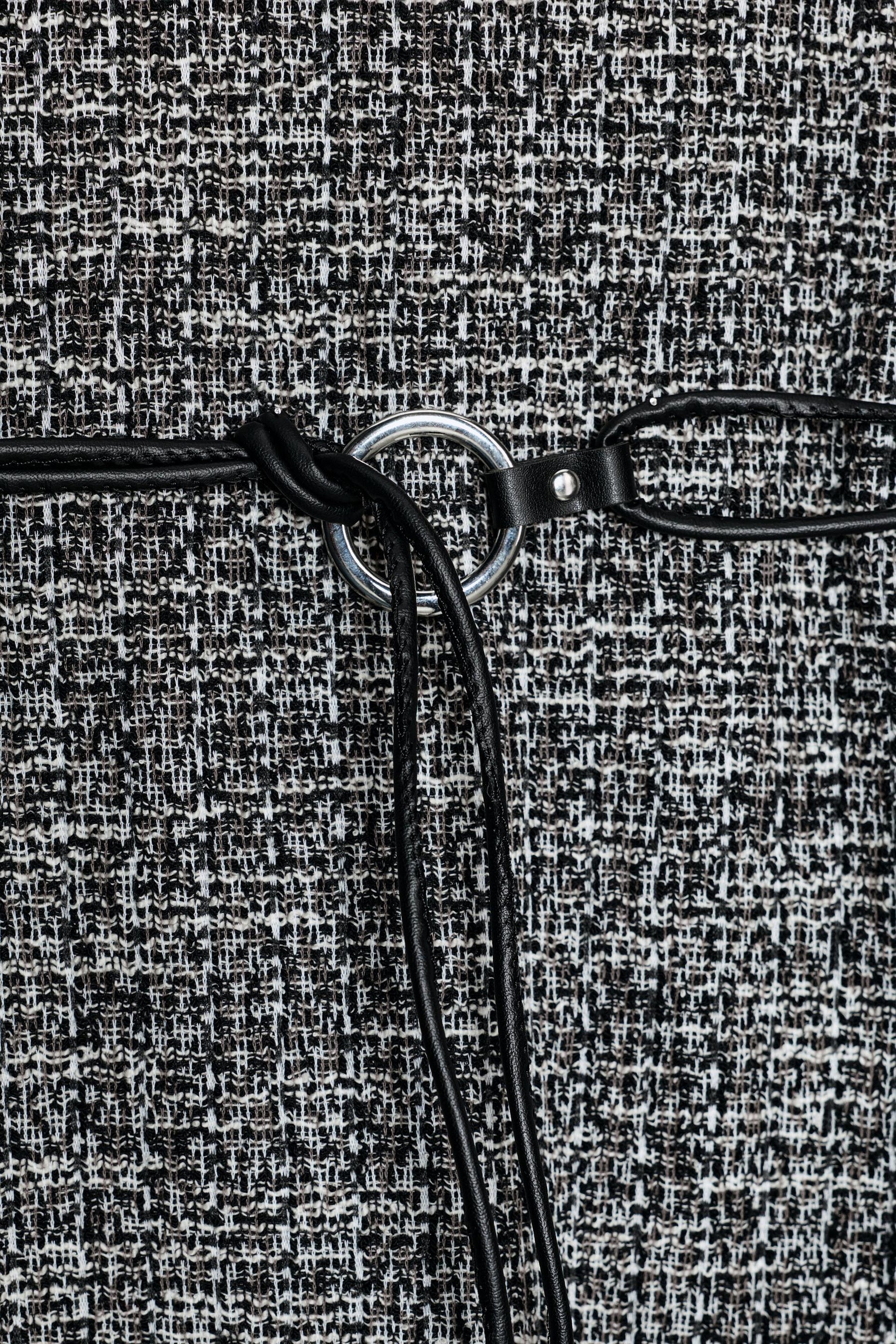 KLEID MIT STRUKTURIERTEM GÜRTEL