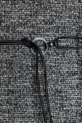 KLEID MIT STRUKTURIERTEM GÜRTEL