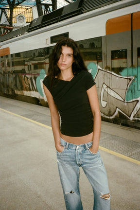 Asymmetrisch gerafftes Oberteil