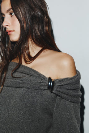 Strickpullover mit schulterfreiem Ausschnitt