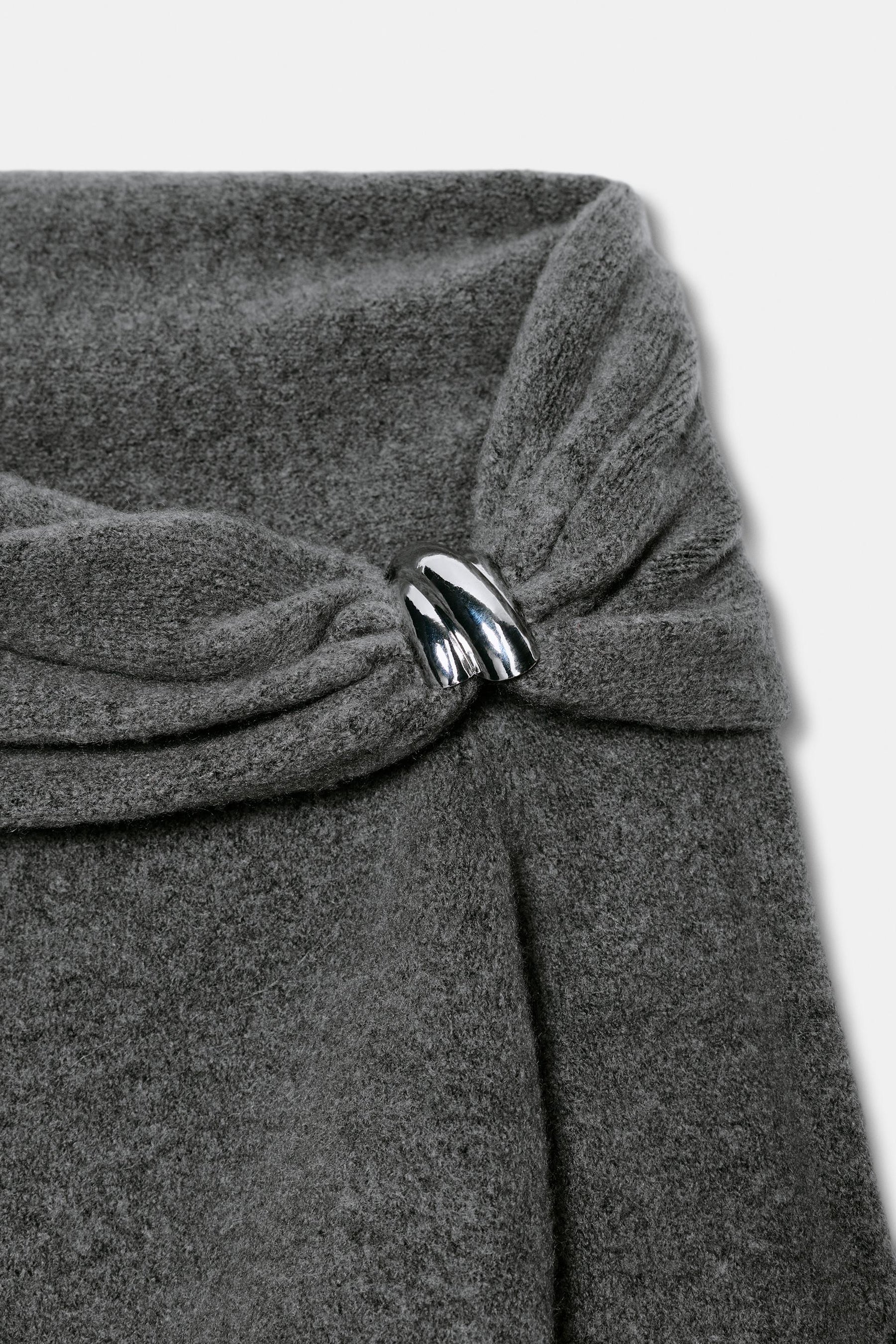 Strickpullover mit schulterfreiem Ausschnitt