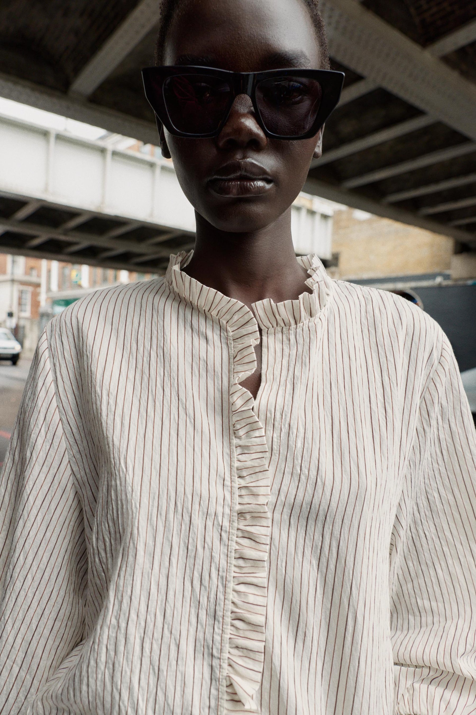 Gestreiftes Rüschenhemd