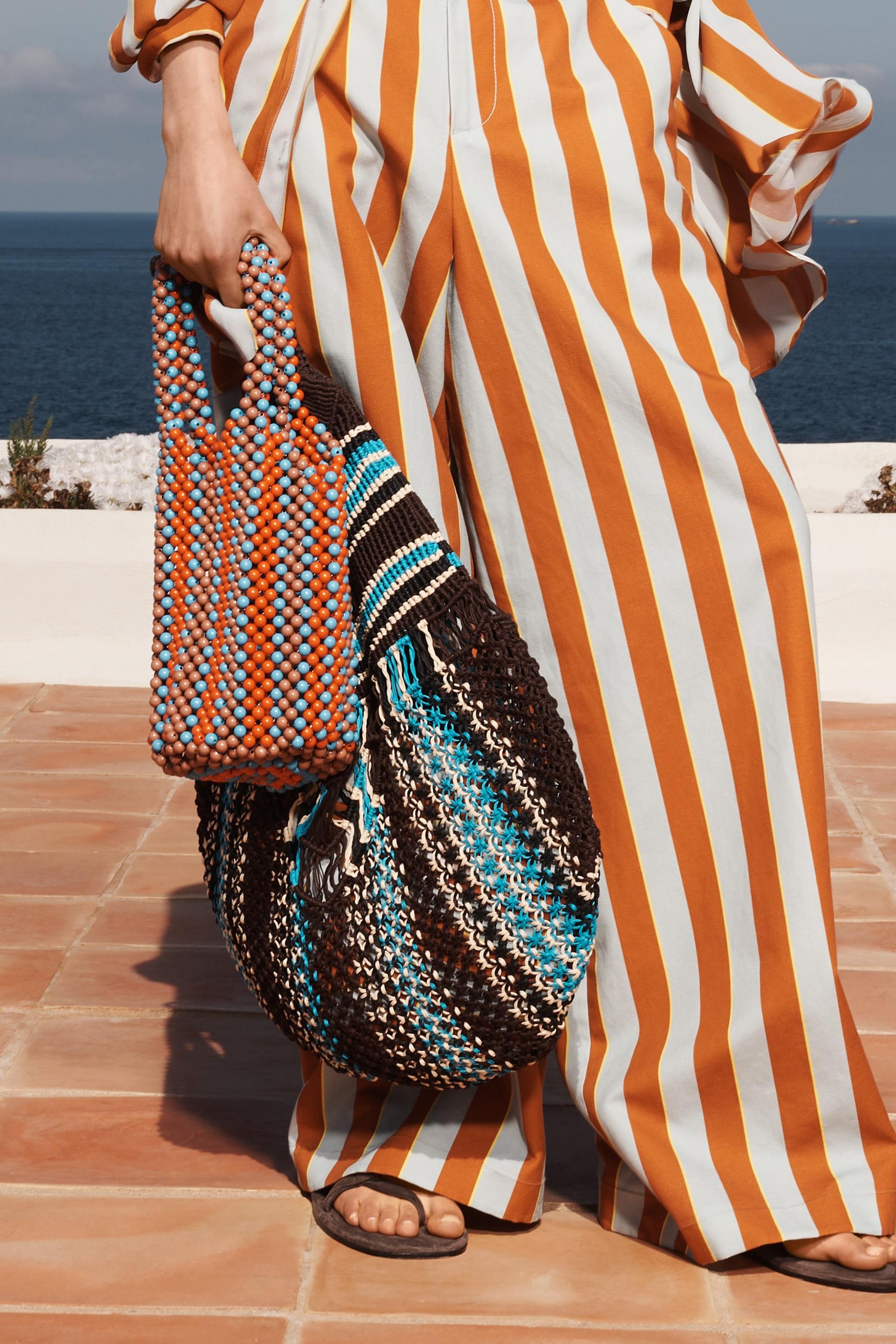 GESTREIFTE HOSE MIT WEITEM BEIN