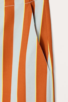 GESTREIFTE HOSE MIT WEITEM BEIN