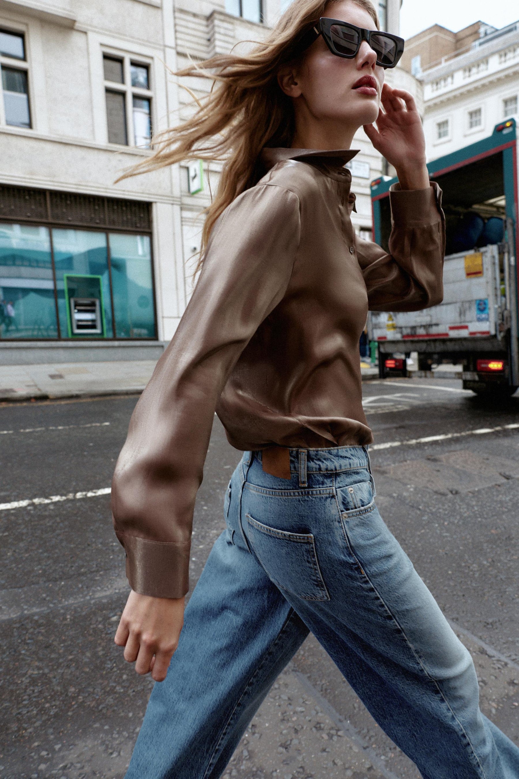 Schimmerndes, fließendes Hemd