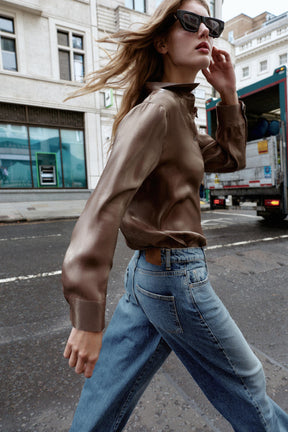 Schimmerndes, fließendes Hemd