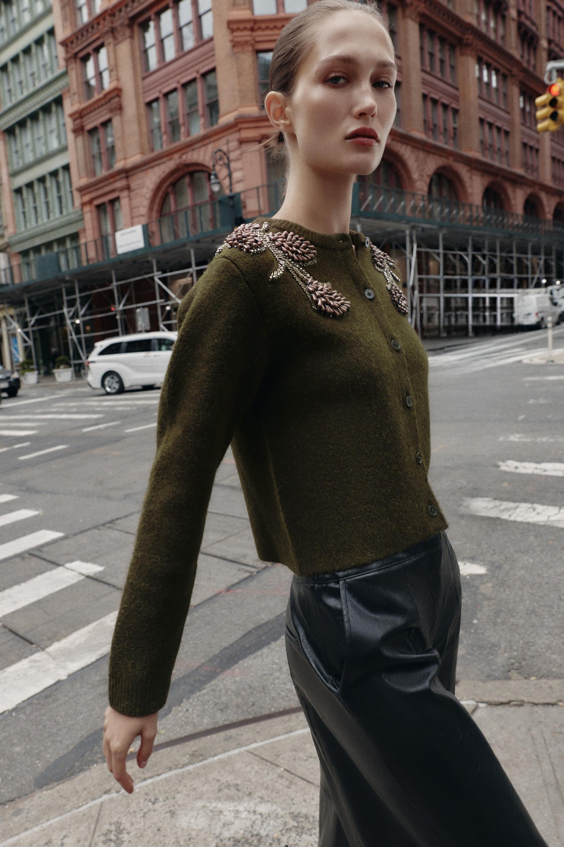 Perlenbesetzte Strickjacke