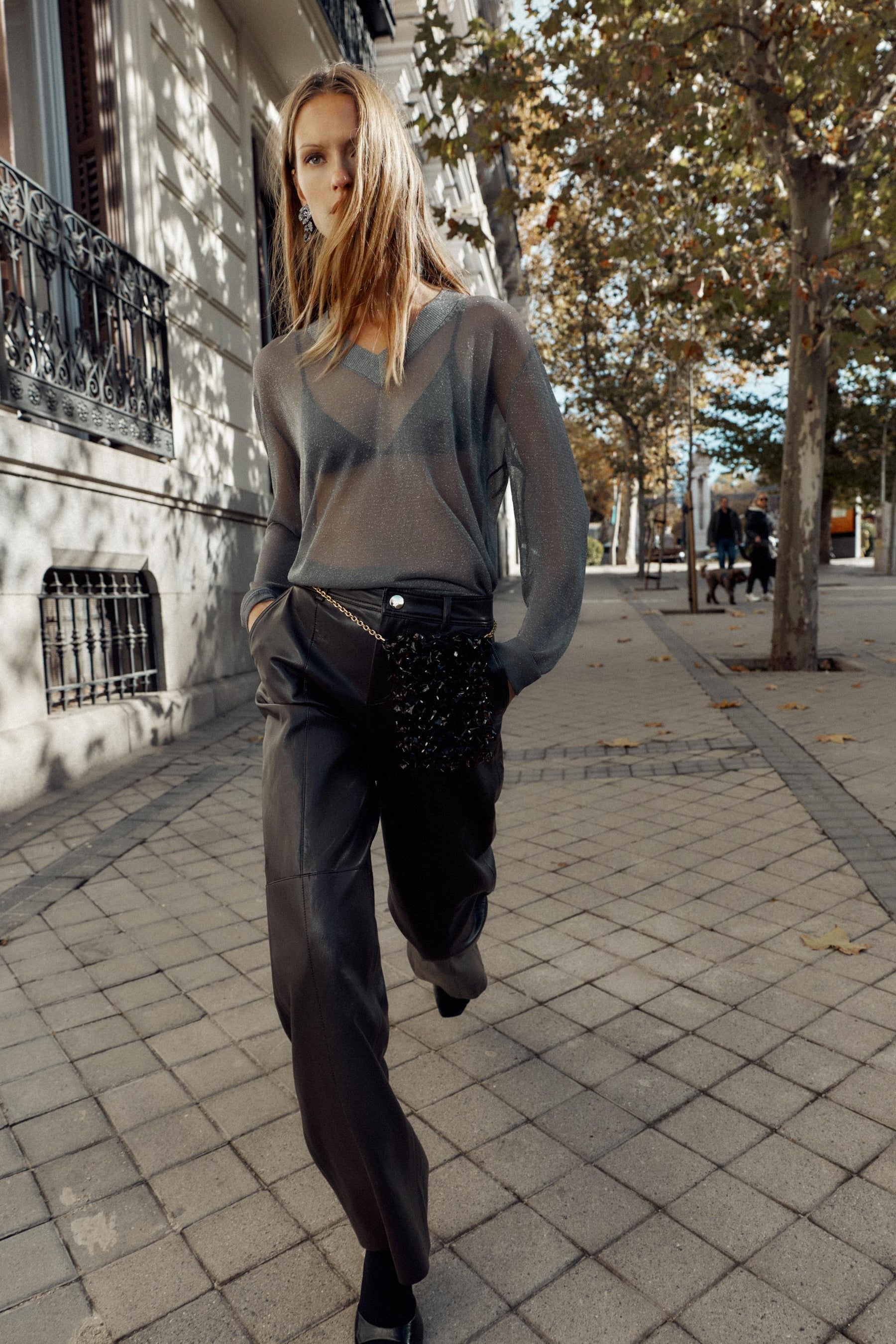 Strickpullover aus Metallicgarn