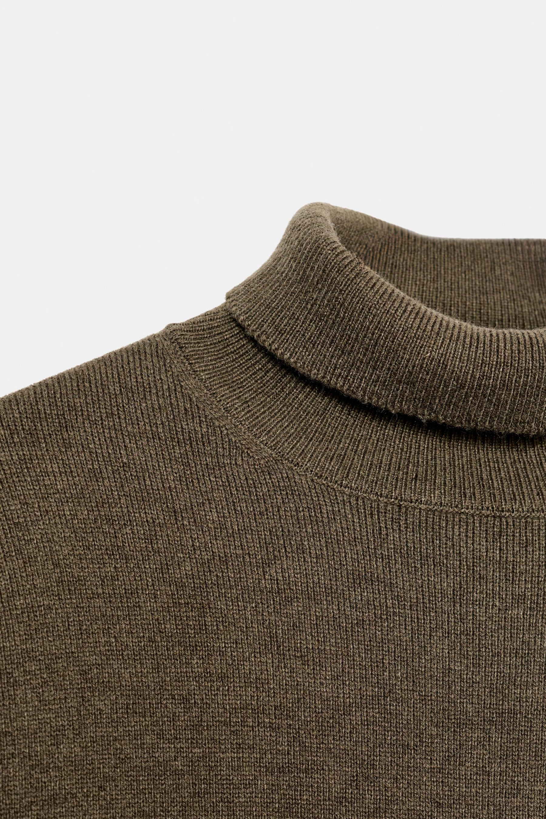 ÜBERGRÖSSERTER WOLLPULLOVER