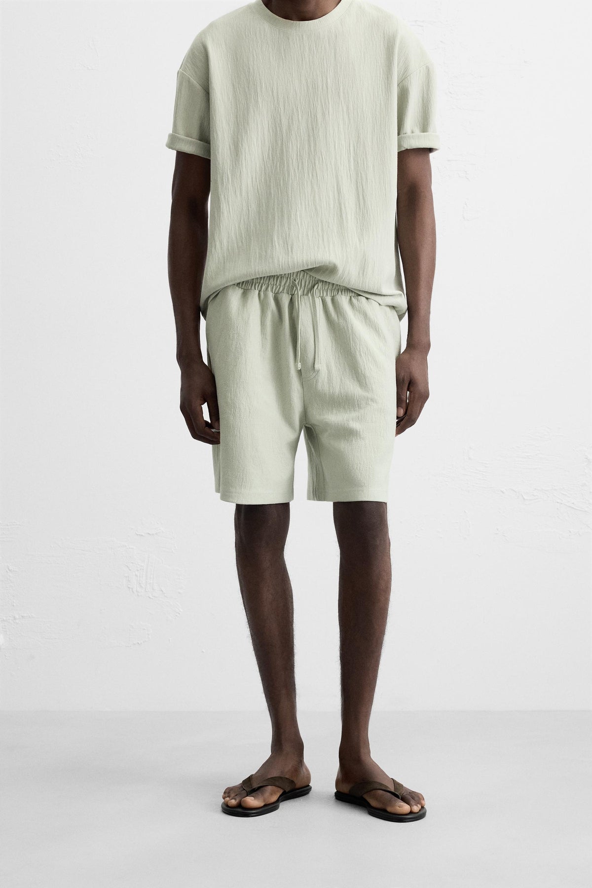 TEXTURED JOGGER BERMUDA SHORTS - Image 2